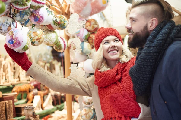 Homem e mulher no mercado de natal — Fotografia de Stock