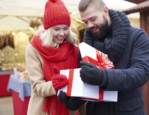 Casal no mercado exterior de natal — Fotografia de Stock