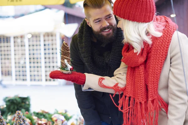 Paar auf Weihnachtsmarkt im Freien — Stockfoto