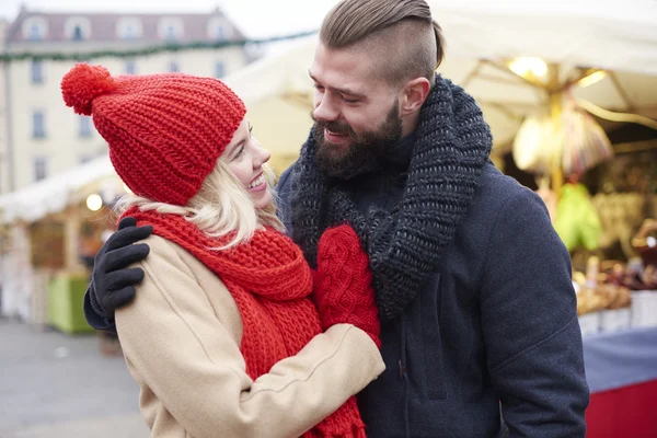 Couple sur le marché extérieur de Noël — Photo