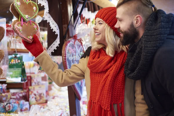 Paar sucht Weihnachtsgeschenke aus — Stockfoto