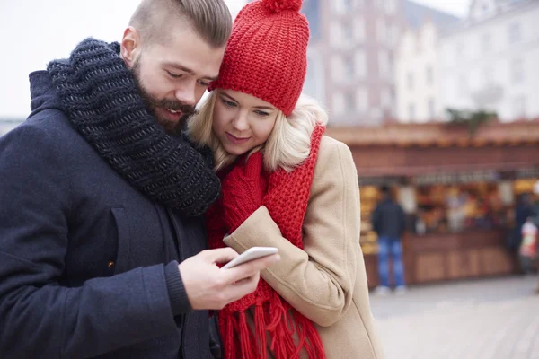 Paar doorbladeren digitaal apparaat — Stockfoto