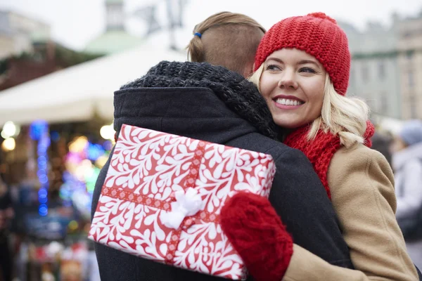 女性のクリスマス プレゼントに感謝 — ストック写真