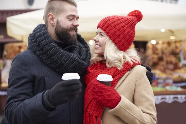 Jeune couple boire du café — Photo