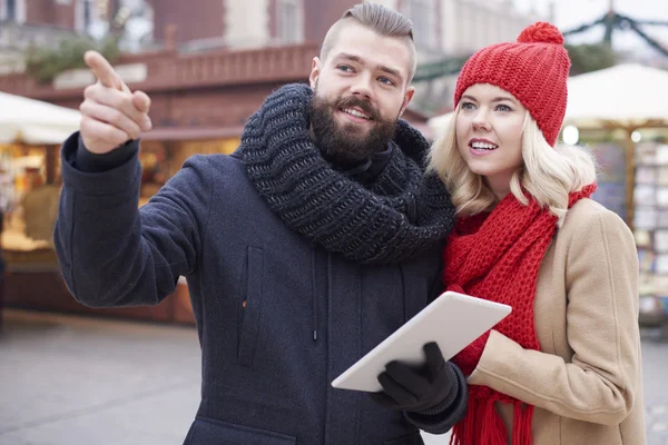 Pareja navegando dispositivo digital — Foto de Stock