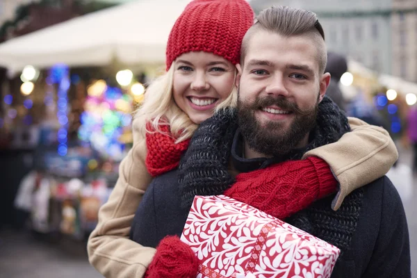 Paar sucht Weihnachtsgeschenke aus — Stockfoto