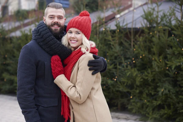 Verse kerstboom en jong koppel — Stockfoto