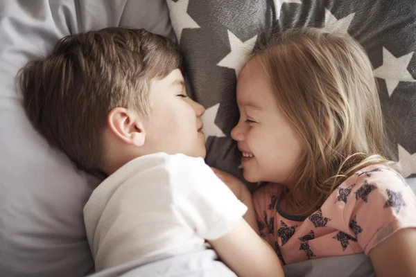 Pagi waktu di tempat tidur kakak dan adik — Stok Foto