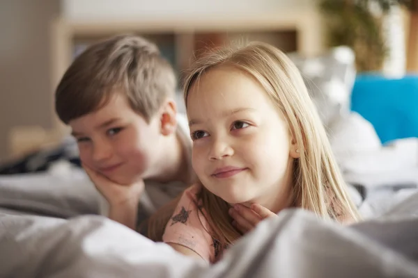 'S morgens tijd in het bed broer en zus — Stockfoto