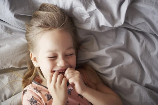 Roliga stunder i sängen — Stockfoto