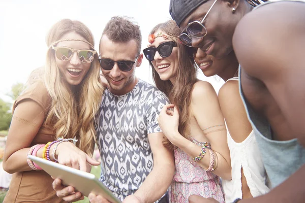 Junge Leute haben Spaß beim Musikfest — Stockfoto