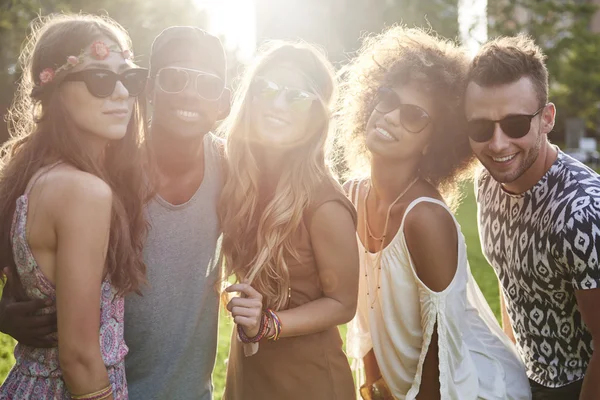 Ungdomar har kul på musikfestival — Stockfoto