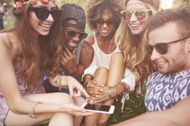 gençlerin müzik festivalinde eğlen