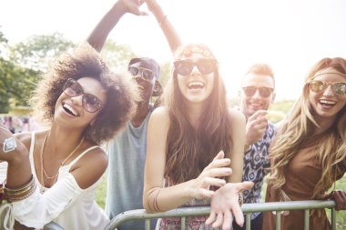 gençlerin müzik festivalinde eğlen