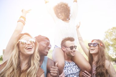 gençlerin müzik festivalinde eğlen