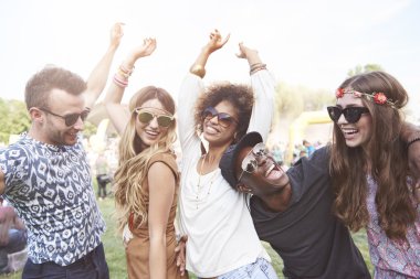 gençlerin müzik festivalinde eğlen