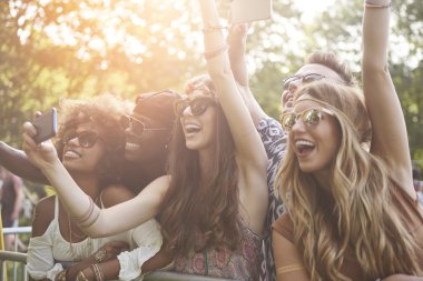 gençlerin müzik festivalinde eğlen