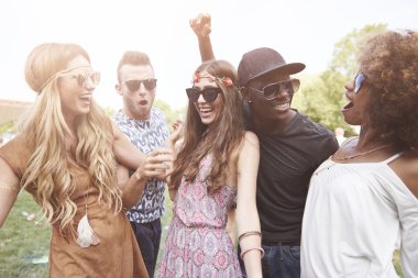 gençlerin müzik festivalinde eğlen