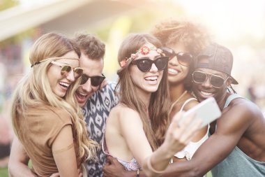 gençlerin müzik festivalinde eğlen