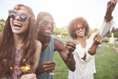 Genç ve mutlu insanlar havai fişekleri ile 