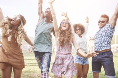 gençlerin müzik festivalinde eğlen