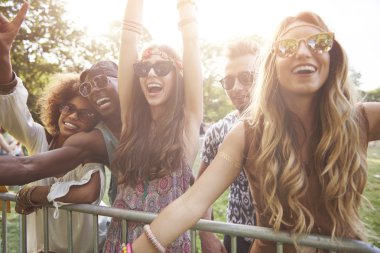 gençlerin müzik festivalinde eğlen