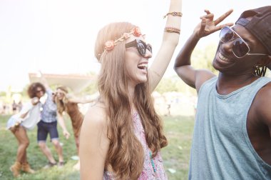 Neşeli genç ve özgür insanlar