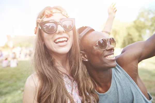 Pojkvän och flickvän på festival — Stockfoto