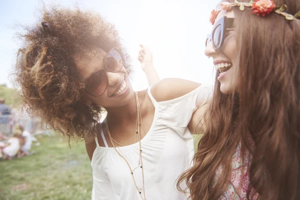 Two best friends at the festival — Stock Photo, Image