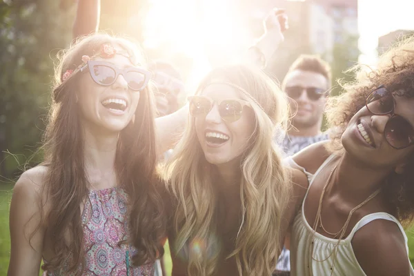 Ungdomar har kul på musikfestival — Stockfoto