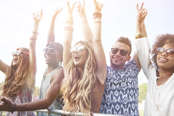 Ungdomar har kul på musikfestival — Stockfoto