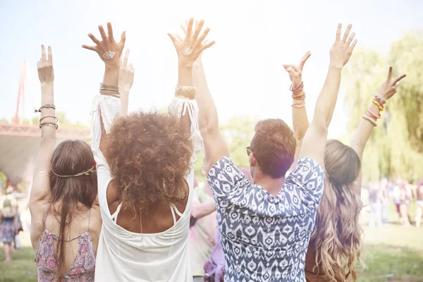 Vänner på musikfestival — Stockfoto