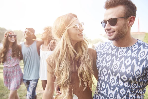 Jonge mensen hebben plezier op het muziekfestival — Stockfoto