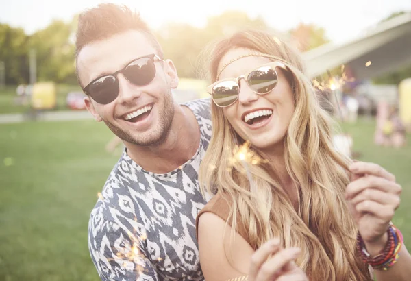 Jeune couple au festival de musique — Photo