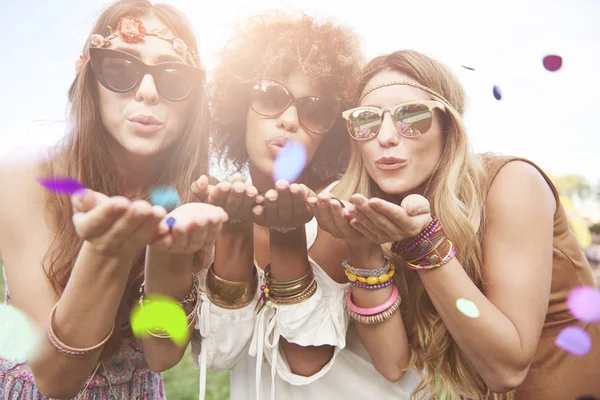 Three best friends at the music festival — Stock Photo, Image