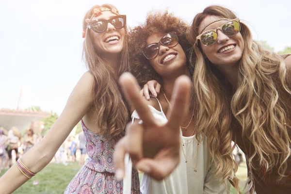 Three best friends at the music festival — Stock Photo, Image