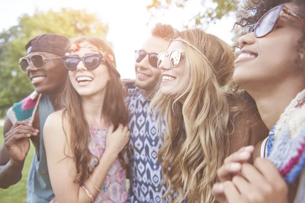 Ungdomar har kul på musikfestival — Stockfoto