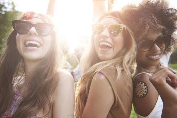 Three best friends at the music festival — Stock Photo, Image