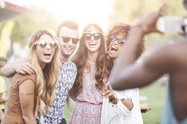 Amici sul concerto di musica popolare — Foto Stock