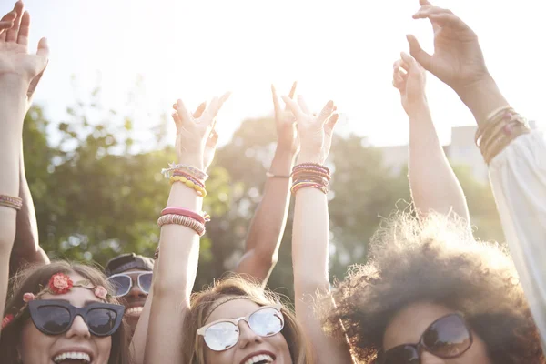 Grupp människor på musikfestival — Stockfoto