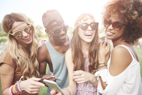 Groupe de personnes sur le festival de musique — Photo