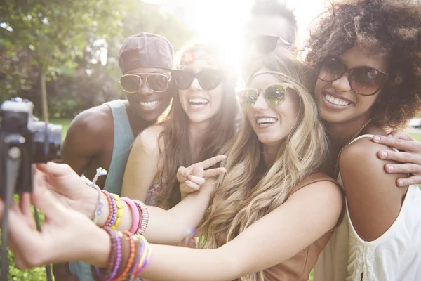 Young people have fun at the music festival — Stock Photo, Image