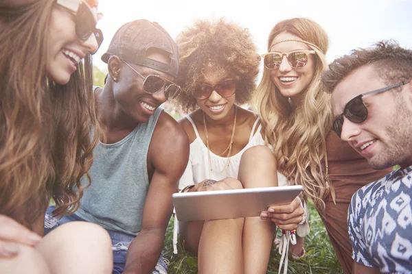 Young people have fun at the music festival — Stock Photo, Image