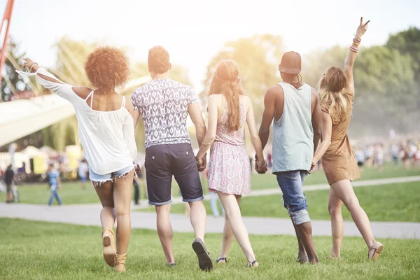 Vänner på musikfestival — Stockfoto