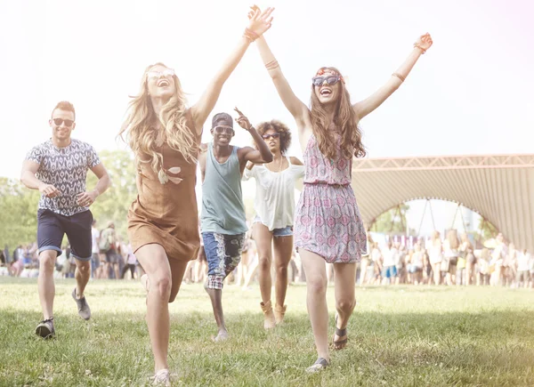 Jonge mensen hebben plezier op het muziekfestival — Stockfoto