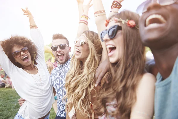 Os jovens se divertem no festival de música — Fotografia de Stock