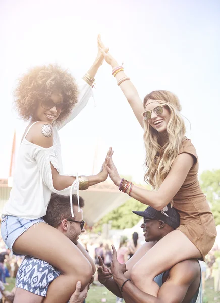 Freunde auf Musikfestival — Stockfoto