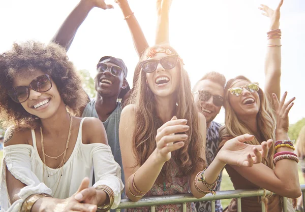 Jonge mensen hebben plezier op het muziekfestival — Stockfoto