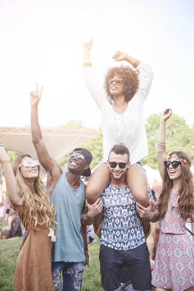 Ungdomar har kul på musikfestival — Stockfoto