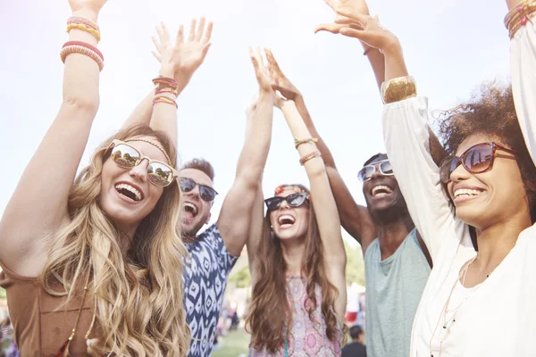 Ungdomar har kul på musikfestival — Stockfoto